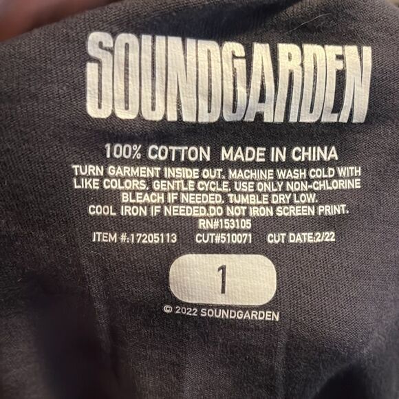 Torrid SoundGarden Gray Distressed Tie Dye Cutout Graphic Shirt Boho Alternative - Picture 12 of 15